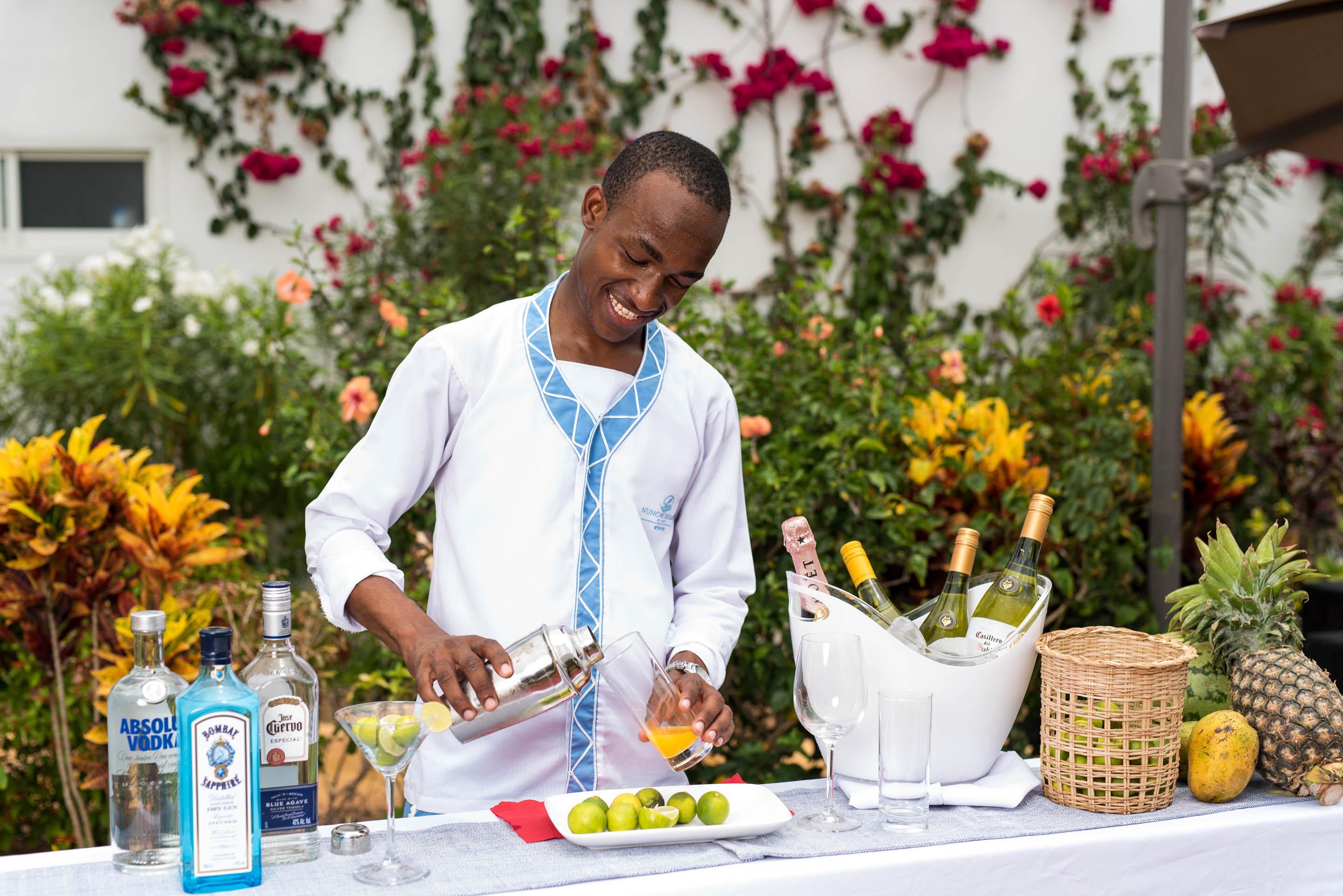 Hotel Nungwi Dreams By Mantis Zewnętrze zdjęcie A bartender preparing a cocktail